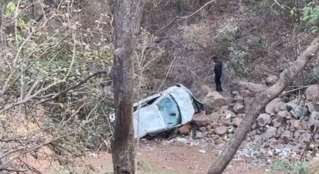 आंबेनळी घाटातील बावली टोक येथे कार दरीत कोसळल्याने, 5 प्रवासी जखमी…