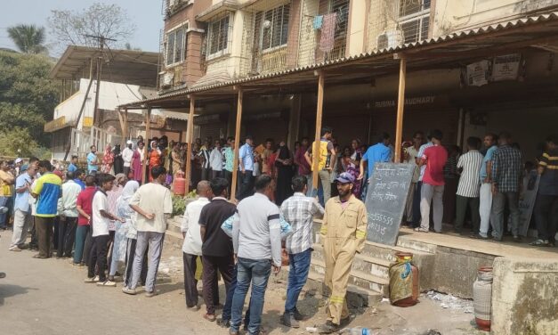 घरगुती गॅस सिलेंडर घेण्यासाठी नागोठण्यात प्रचंड गर्दी