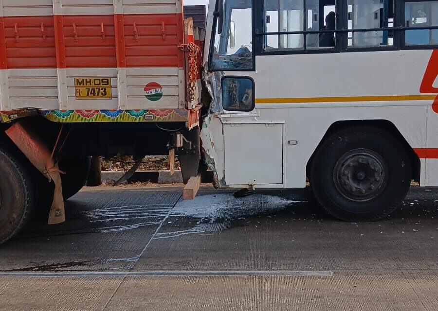 भोस्ते घाटात ‘अलबत्या गलबत्या’ टीमच्या गाडीचा अपघात; दोन जखमी, कळंबनी रुग्णालयात उपचार सुरू