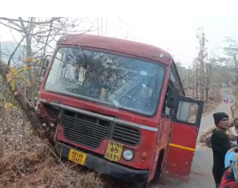 ब्रेक निकामी ., चालकाच्या प्रसंगावधानाने भीषण अपघात टळला ., ३० प्रवासी बचावले !