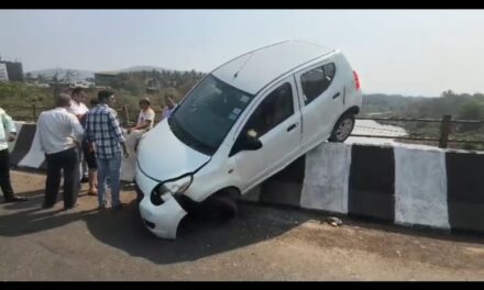 मुंबई-गोवा महामार्गावर भीषण अपघात टळला; कार जगबुडी नदीच्या कठड्यावर चढली, चालकाचा थरारक बचाव