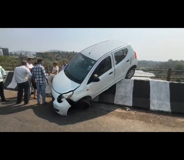 मुंबई-गोवा महामार्गावर भीषण अपघात टळला; कार जगबुडी नदीच्या कठड्यावर चढली, चालकाचा थरारक बचाव