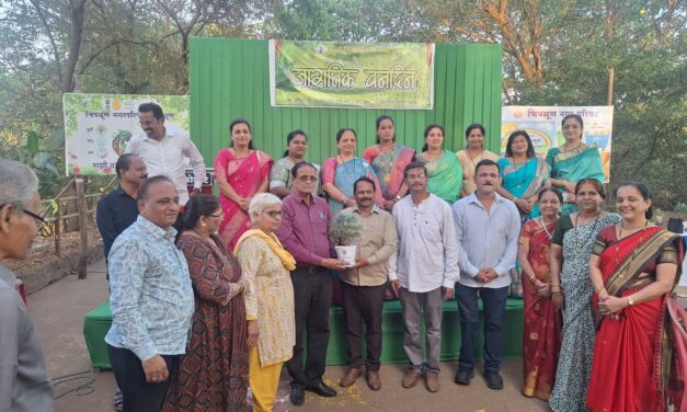एक संध्याकाळ निसर्गातील आयुर्वेदिक औषधांच्या माहितीसाठीचे आयोजन करावे – निसर्ग रक्षक श्री. विजय भिडे; ‘आम्ही मिळून सारे’तर्फे चिपळूणचा जागतिक वनदिन उत्साहात