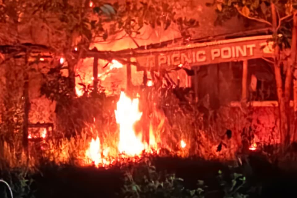 अज्ञातांकडून लावलेल्या आगीत ‘हॉटेल पिकनिक पॉईंट’ जळून खाक; खेडमध्ये खळबळ