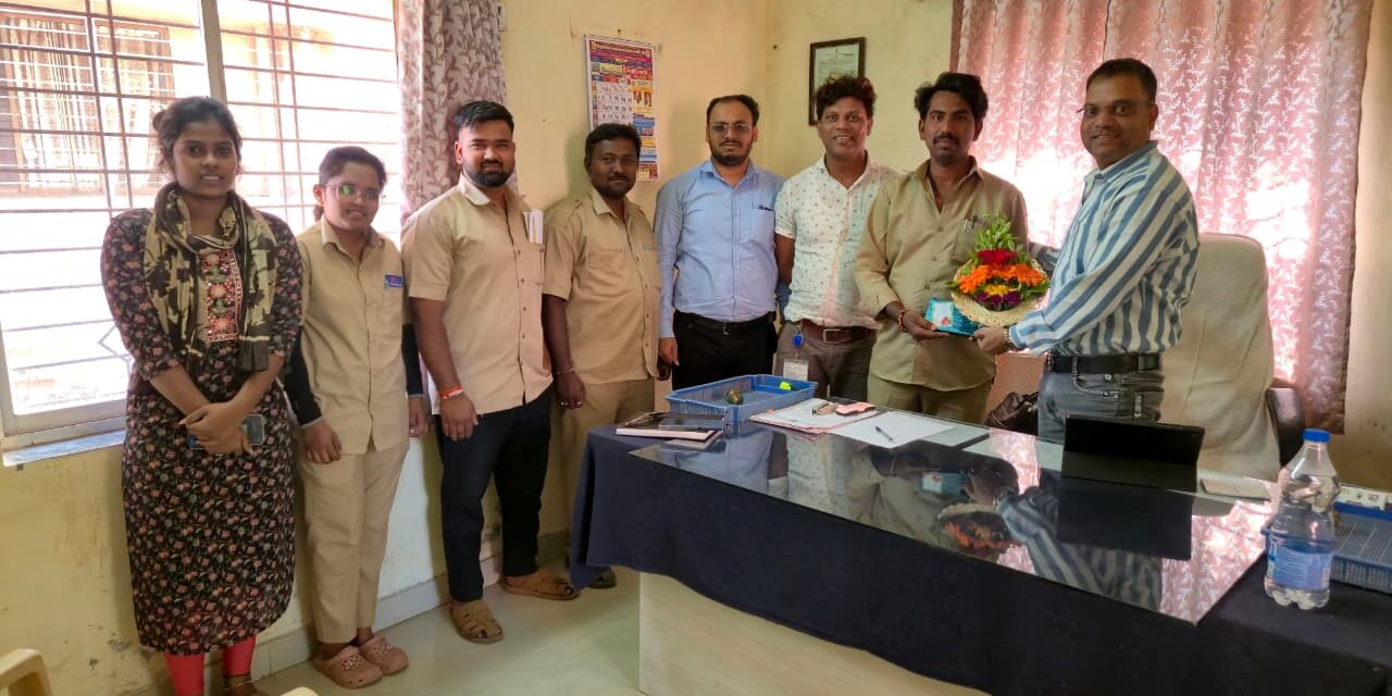 महावितरण थकबाकी निरंक केल्याबद्दल वरिष्ठ तंत्रज्ञ अंगतकुमार मिठेवाड यांचा गौरव !