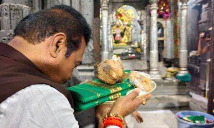 महेंद्रशेठ घरत कोल्हापूरच्या महालक्ष्मीच्या चरणी नतमस्तक