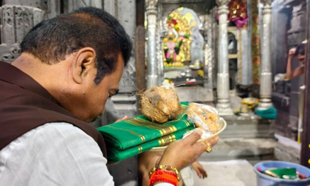 महेंद्रशेठ घरत कोल्हापूरच्या महालक्ष्मीच्या चरणी नतमस्तक