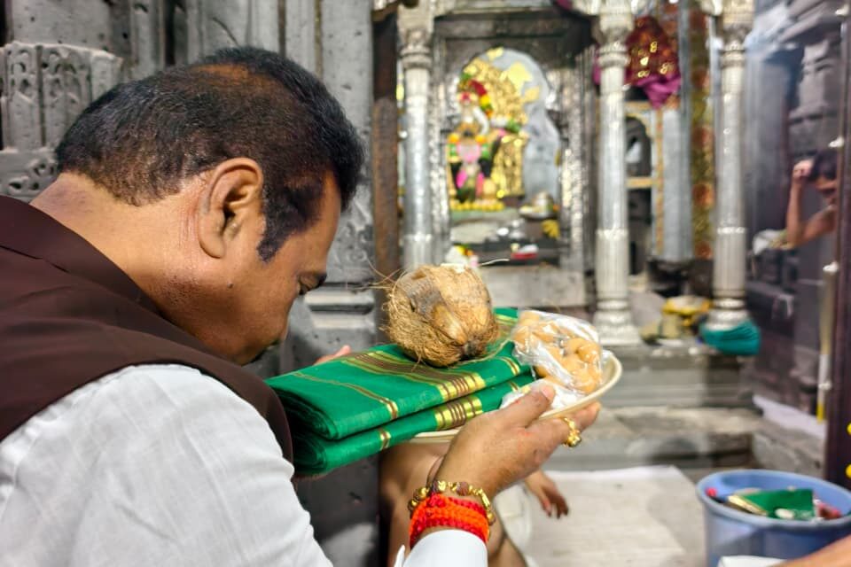 महेंद्रशेठ घरत कोल्हापूरच्या महालक्ष्मीच्या चरणी नतमस्तक