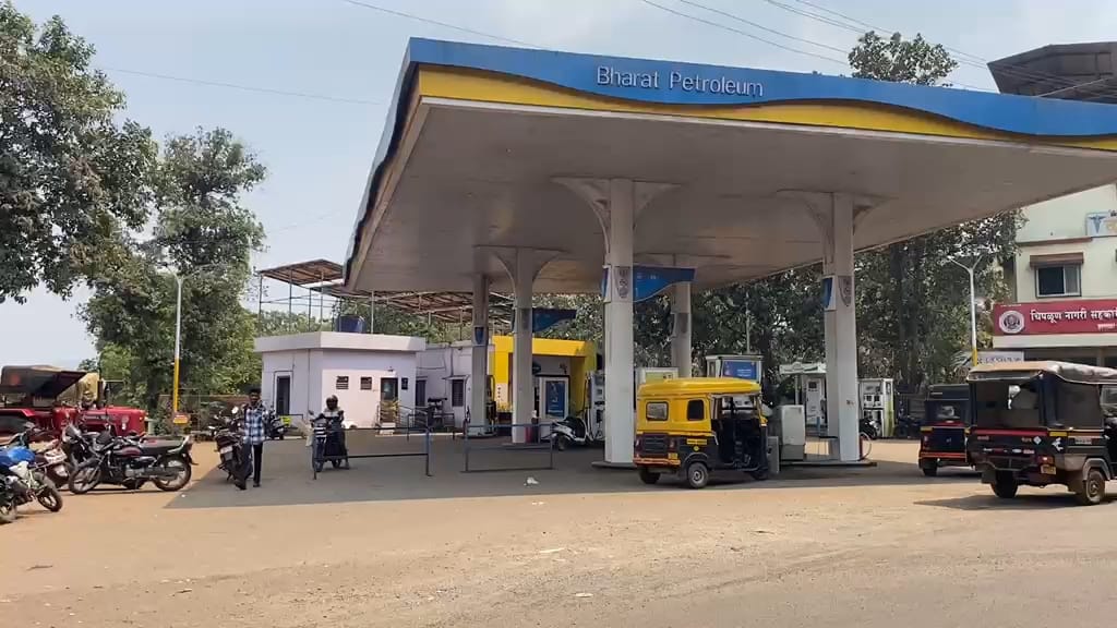 खेडमध्ये इंधन तुटवडा तीव्र; 90% पेट्रोल पंप बंद, नागरिकांची धावपळ