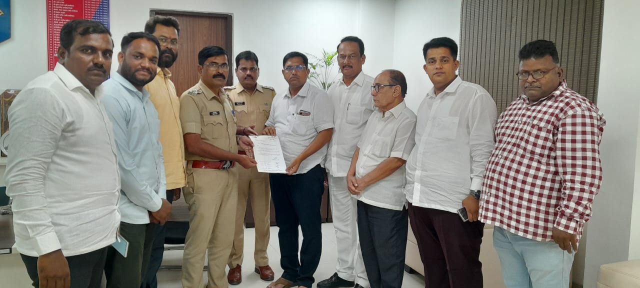 चिपळूणमध्ये पत्रकारावरील भ्याड हल्ल्याचा राष्ट्रवादी काँग्रेसकडून तीव्र निषेध, डीवायएसपीना दिले निवेदन.!