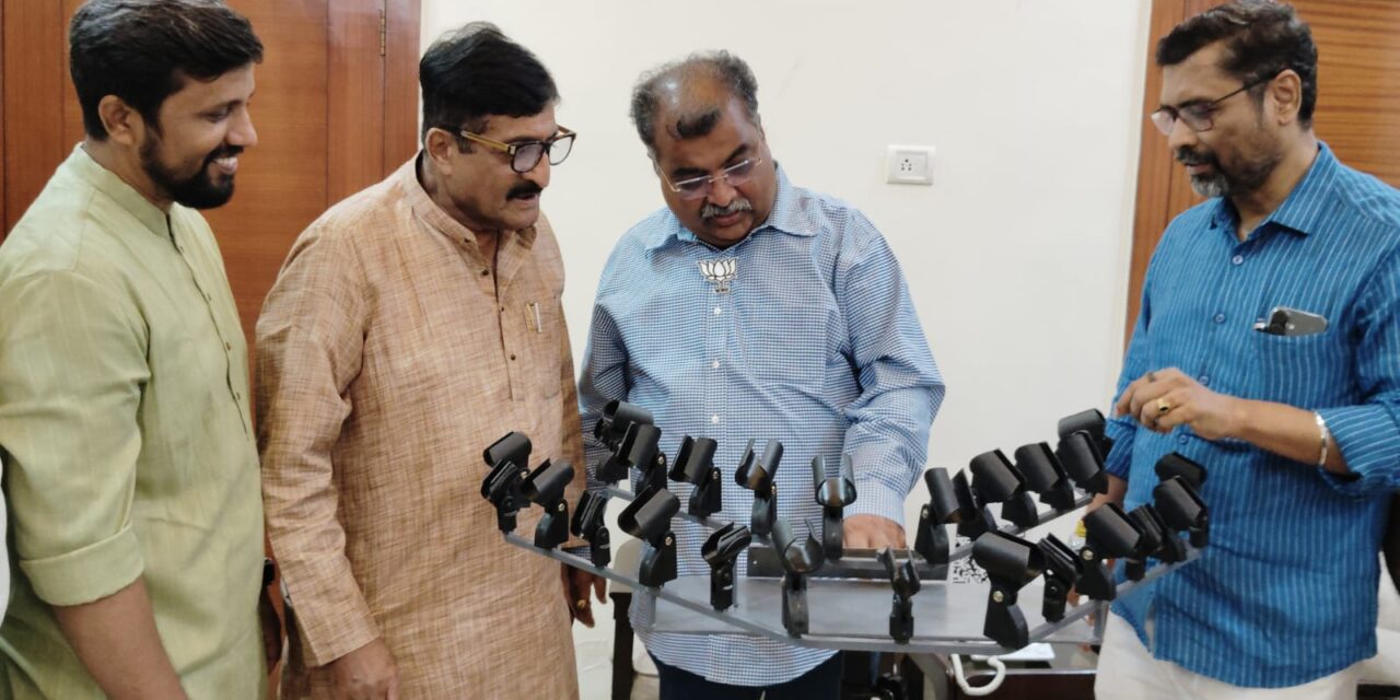 प्रदेशाध्यक्ष रविंद्र चव्हाण यांना चॅनेल बूम स्टॅंड प्रदान