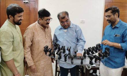 प्रदेशाध्यक्ष रविंद्र चव्हाण यांना चॅनेल बूम स्टॅंड प्रदान