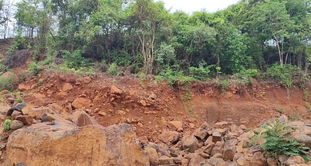 धरणाच्या कामासाठी रस्ताच खोदला! जलसंधारण विभागाच्या चुकीमुळे ग्रामस्थांची वहिवाट बंद