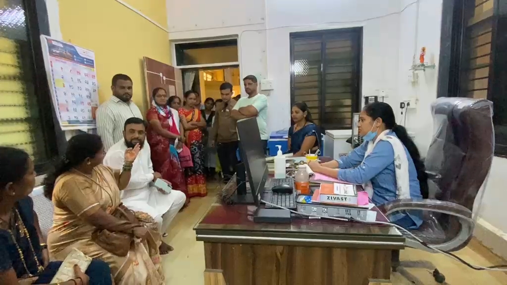 कोरेगाव प्राथमिक आरोग्य केंद्रात महिलांचा एल्गार; मनमानी कारभाराविरोधात संतप्त मोर्चा