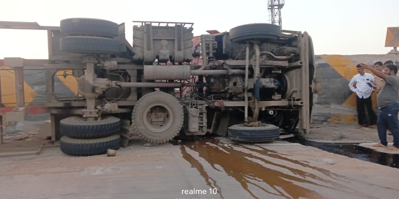 भोस्ते घाटातील अपघातग्रस्त केमिकल टँकर अखेर हटवला !