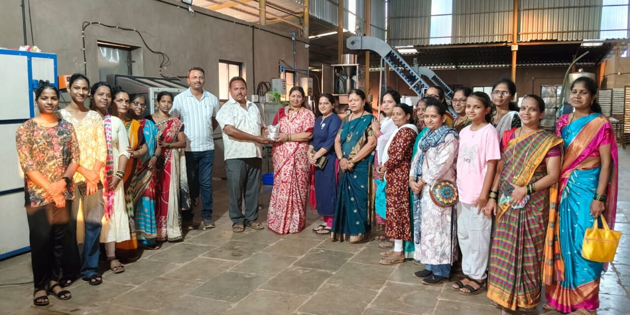 कापसाळ येथील भारती फुडस काजू फॅक्टरीला नगरसेविका अंजली कदम यांची महिलांसमवेत भेट