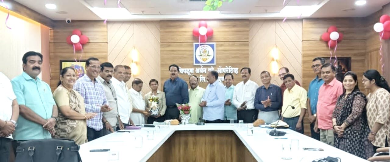 चिपळूण अर्बन बँकेचे प्रशासकीय अधिकारी समीर जंगम यांचा सन्मान