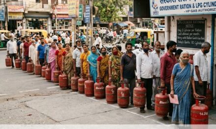 पेणमध्ये गॅस सिलेंडर मिळण्यासाठी नागरिकांची धावपळ , लागल्या लांबच लांब रांगा