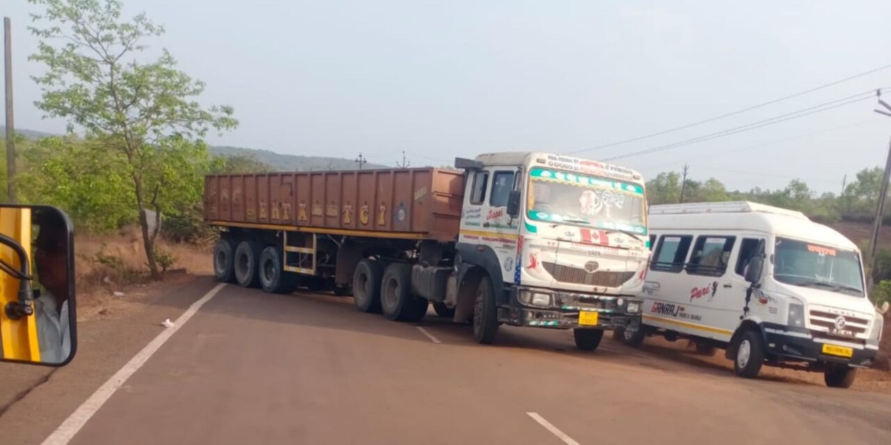 जयगड निवळी मार्गावर अवजड वाहन बंद पडल्यामुळे मुळे वाहतुकीला अडथळा