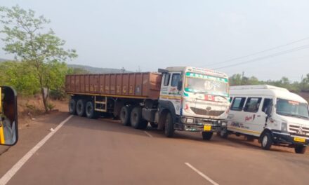 जयगड निवळी मार्गावर अवजड वाहन बंद पडल्यामुळे मुळे वाहतुकीला अडथळा