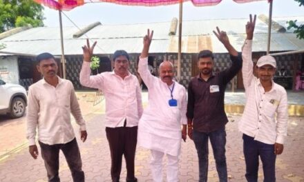 पोटनिवडणुकीत संतोष चोळके यांनी बजावला मतदानाचा हक्क; नागरिकांना सहभागाचे आवाहन