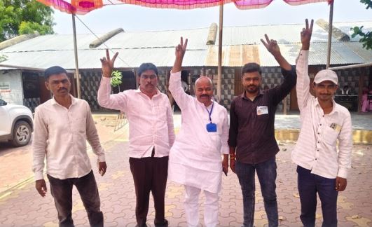 पोटनिवडणुकीत संतोष चोळके यांनी बजावला मतदानाचा हक्क; नागरिकांना सहभागाचे आवाहन