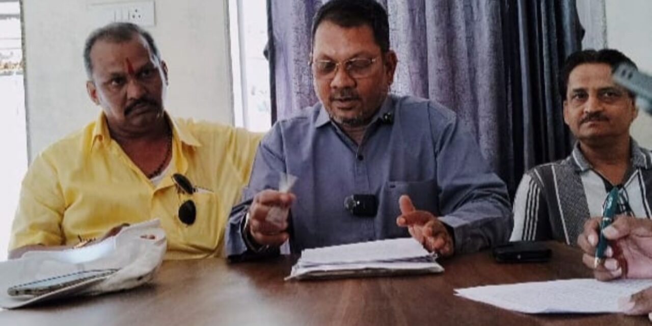 महामार्ग लगत वृक्ष लागवडीकडे दुर्लक्ष..शहानवाज शहा करणार खड्ड्यात बसून आंदोलन..!