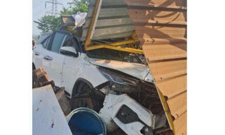 मुंबई-गोवा महामार्गावर भरधाव फॉर्च्यूनर थेट घर, हॉटेलमध्ये घुसली; मोठी दुर्घटना थोडक्यात टळली !