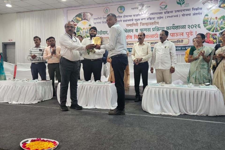 गुहागर येथील आयडीबीआय बँकेचे मुख्य शाखाधिकारीसंग्रामसिंह देसाई यांना ” उत्कृष्ट कार्य गौरव पुरस्कार “