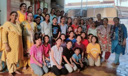 चिपळूणच्या खेंड महालक्ष्मी महिला मंडळाची रेणुका माता विद्यार्थिनी छात्रावासला भेट..