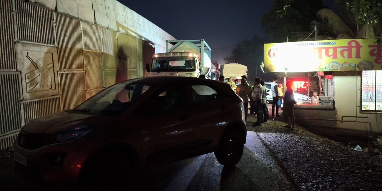 घराकडे जाण्यास रस्ता नसल्याने संतप्त तरुणाने रोखला मुंबई-गोवा महामार्ग