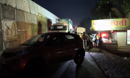 घराकडे जाण्यास रस्ता नसल्याने संतप्त तरुणाने रोखला मुंबई-गोवा महामार्ग