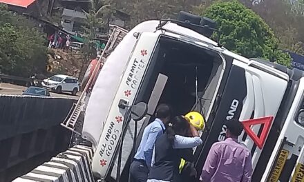 जगबुडी पुलावर लक्ष्मी इंडस्ट्रीजचा टँकर पलटी…रसायन नदीपात्रात गेल्याने पाणी दूषित..!