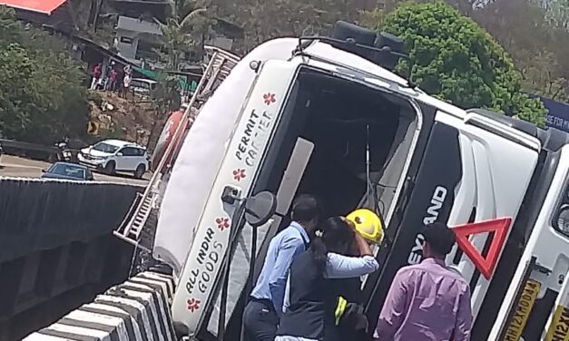 जगबुडी पुलावर लक्ष्मी इंडस्ट्रीजचा टँकर पलटी…रसायन नदीपात्रात गेल्याने पाणी दूषित..!