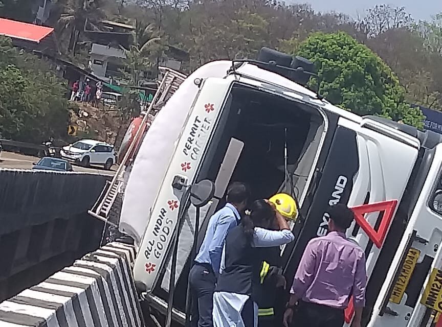 जगबुडी पुलावर लक्ष्मी इंडस्ट्रीजचा टँकर पलटी…रसायन नदीपात्रात गेल्याने पाणी दूषित..!