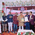 महाराष्ट्र राज्य पत्रकार संघ व आई फाऊंडेशन आयोजित स्वराज्य भूमी रायगड गौरव संमेलनात राज्यातील विविध क्षेत्रातील नामवंतांचा सन्मान