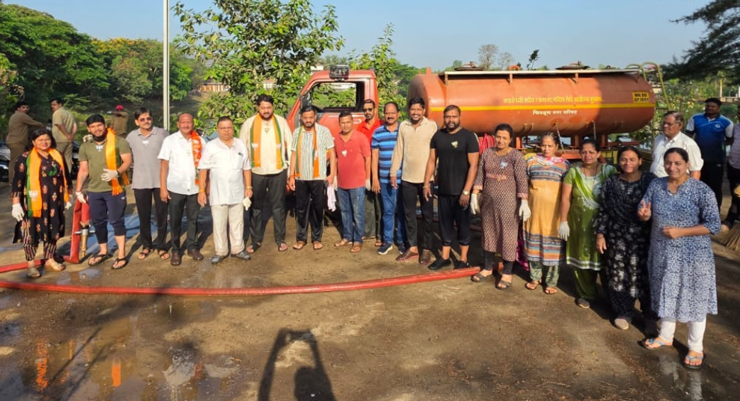 भाजप स्थापना दिनानिमित्त रामतीर्थ स्मशानभूमी स्वच्छता मोहीम