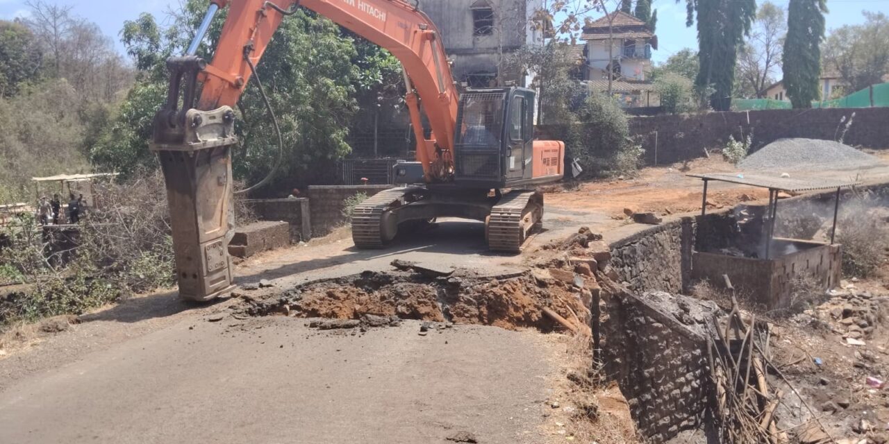 जुना पूल तोडल्याने गावांचा संपर्क तुटला , पर्यायी रस्त्याअभावी नागरिक हैराण !