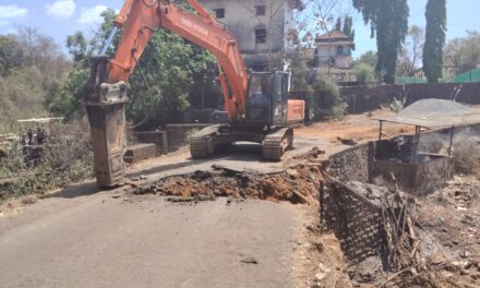 जुना पूल तोडल्याने गावांचा संपर्क तुटला , पर्यायी रस्त्याअभावी नागरिक हैराण !