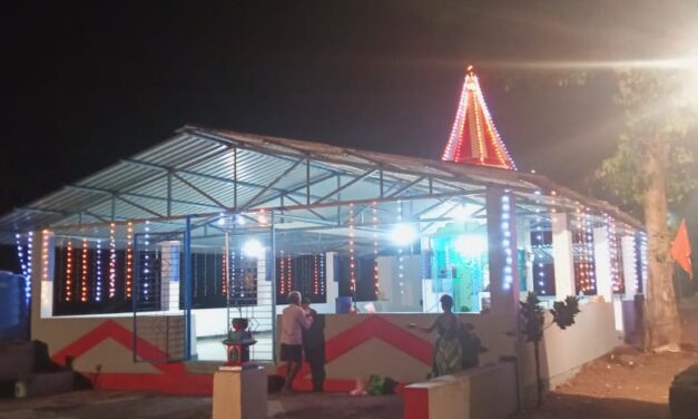 खडपोली येथील श्री चक्रण मंदिर देवस्थानमध्ये शुक्रवारी वर्धापन दिनानिमित्त श्री सत्यनारायण महापूजा