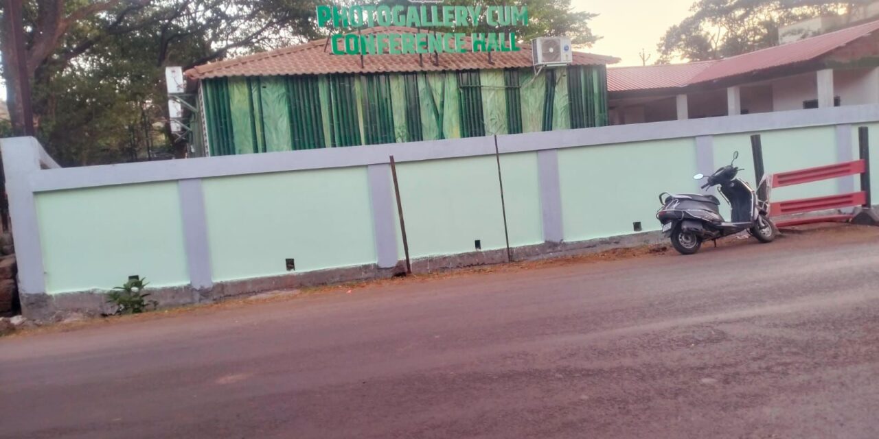 काँग्रेसच्या जबरदस्त दणक्यामुळे चिपळूण मधील “त्या” शासकीय भिंतीने घेतला मोकळा श्वास.. कमळ चिन्ह ताबडतोब हटवले!