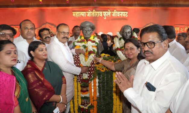 पुण्यातील ऐतिहासिक फुले वाड्याला भेट देऊन काँग्रेस प्रदेशाध्यक्ष हर्षवर्धन सपकाळांचे महात्मा ज्योतिबा फुलेंना अभिवादन.