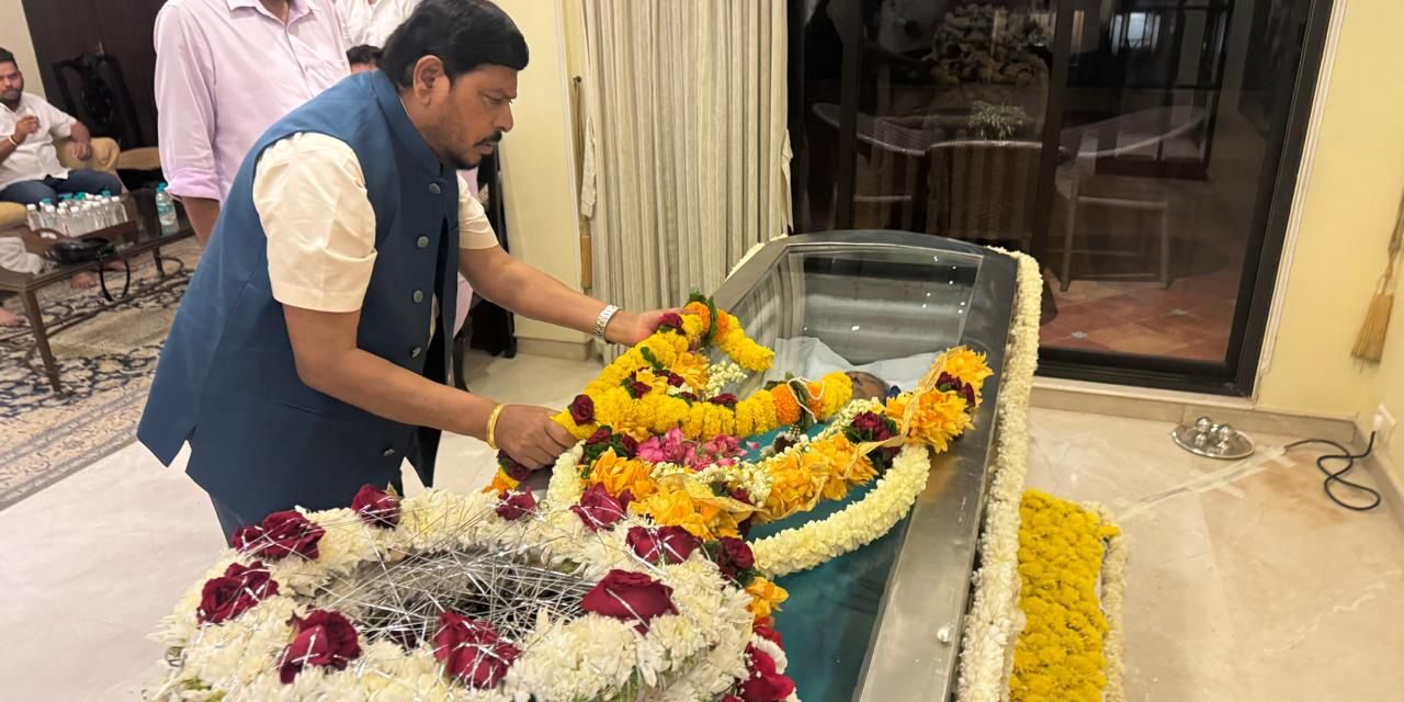 दिवंगत महागायिका आशा भोसले यांना ना. रामदास आठवले यांची भावपूर्ण श्रद्धांजली