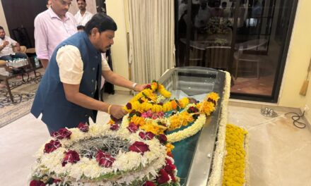 दिवंगत महागायिका आशा भोसले यांना ना. रामदास आठवले यांची भावपूर्ण श्रद्धांजली