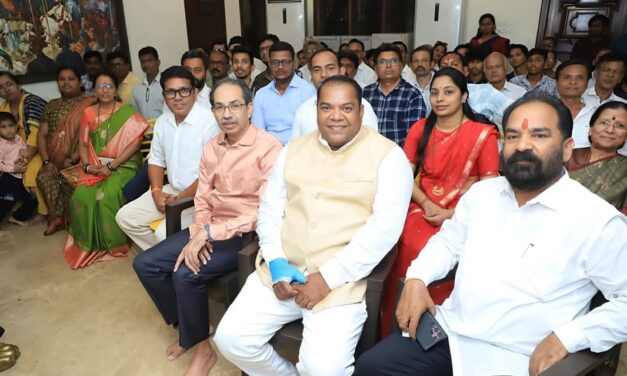 मातोश्रीवर अलिबाग-मुरुड नगरसेवकांची उद्धव ठाकरे यांच्यासोबत बैठक; विकास व संघटनावर भर