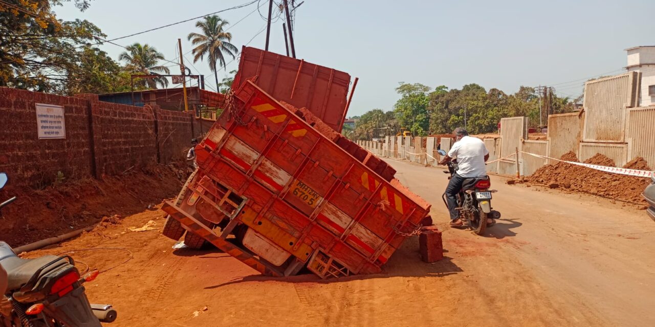 लांजात महामार्गाचे गटार खचून चिरेवाहू ट्रक कलंडला.