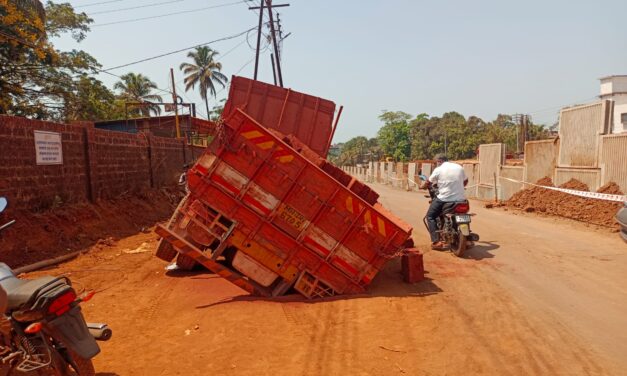 लांजात महामार्गाचे गटार खचून चिरेवाहू ट्रक कलंडला.