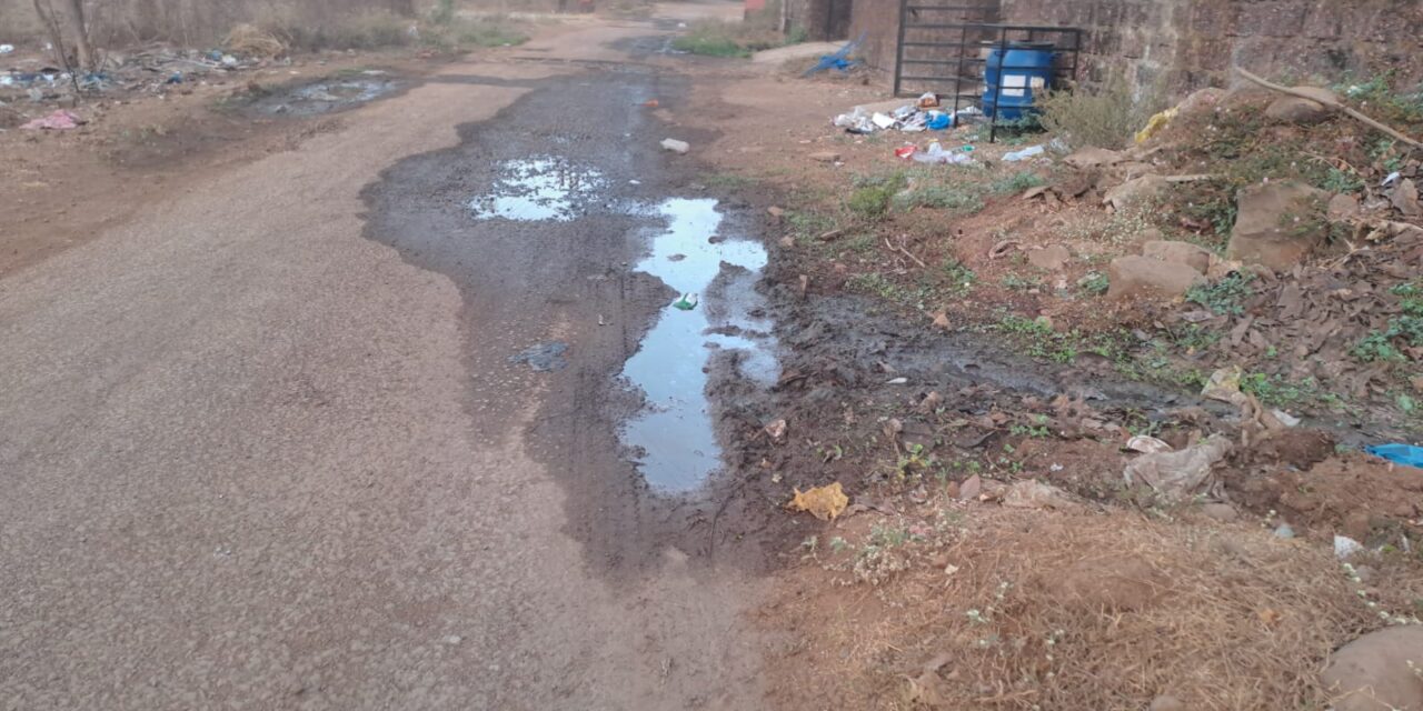 खेड गुलमोहरपार्क येथील रस्त्याचे डांबरीकरण करण्यापुर्वी गटाराचे काम करा.  नागरिकांची मागणी