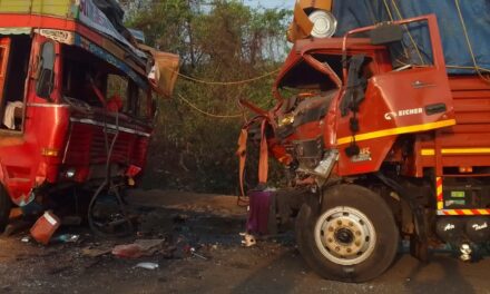 दोन ट्रकची सामोरा समोर धकड बसून चालक जागीच ठार; दोनजण गंभीर