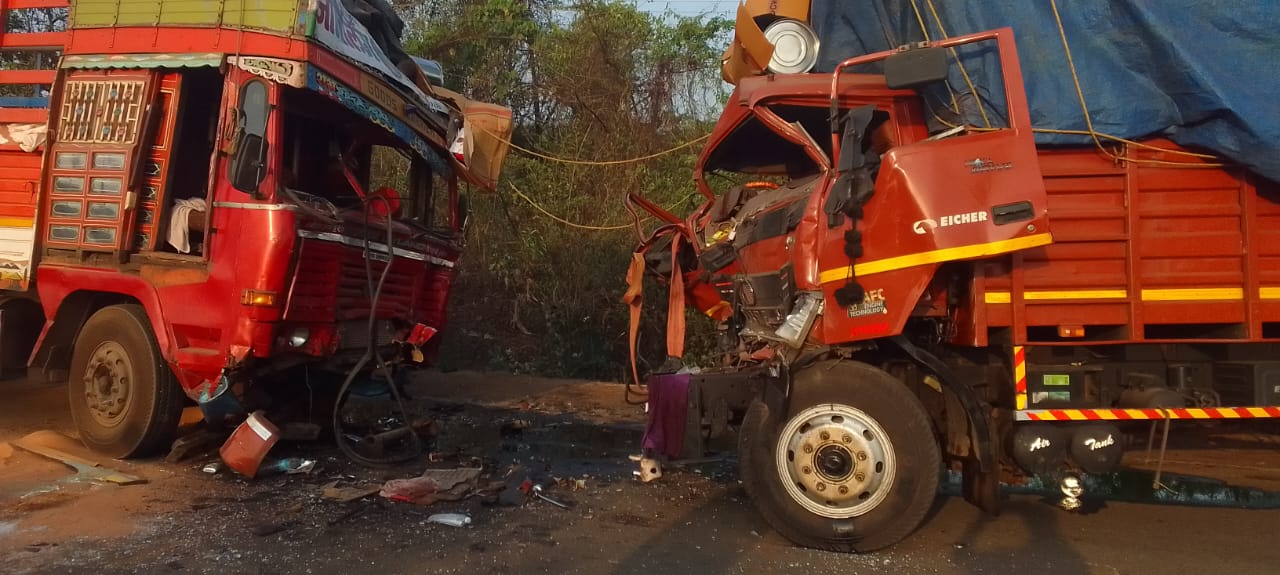 दोन ट्रकची सामोरा समोर धकड बसून चालक जागीच ठार; दोनजण गंभीर